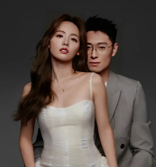 当年，买超带张嘉倪回家，的母亲说：这个女人不能娶，买超说：要么娶她，要么不结婚，