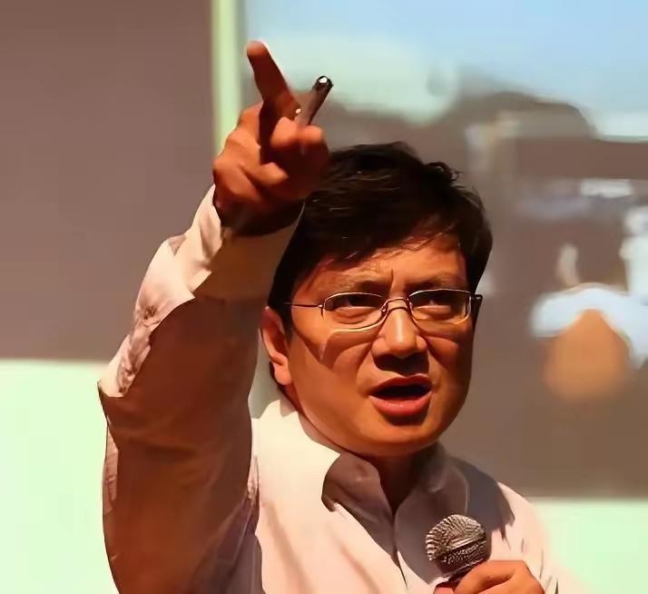 人家美国德国缺人，搞AI是没办法，是刚需。我们这8亿多劳动大军，也跟着一窝蜂上，