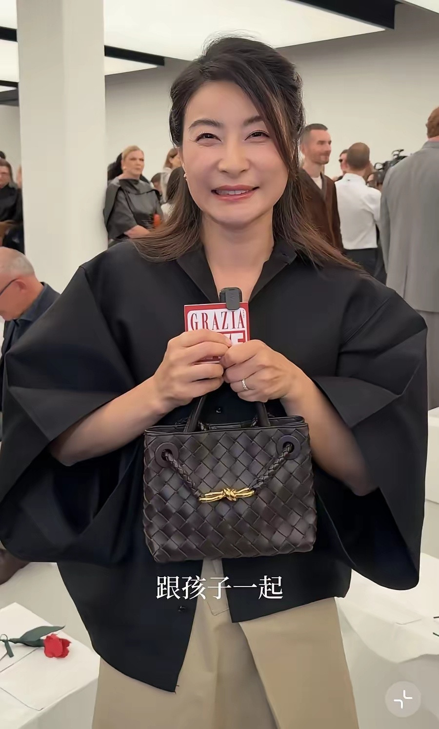 郭晶晶现身米兰时装周，妆容穿搭精心打理，大方秀出钻戒，眼角细纹虽明显，但整个人气