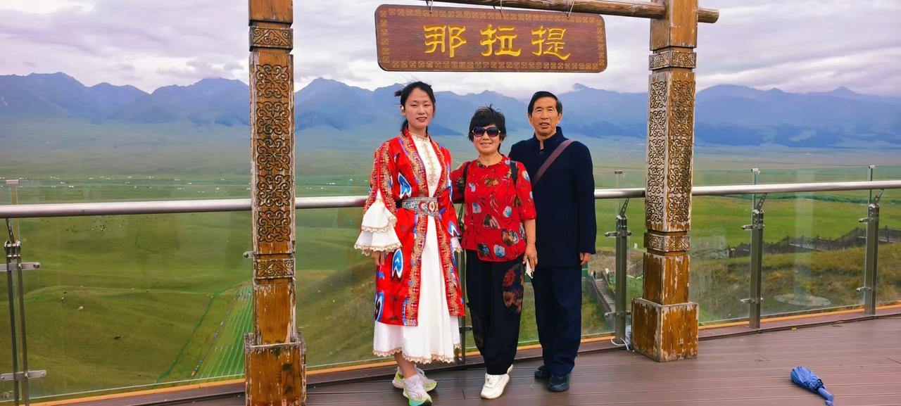 那拉提草原我们来了！那拉提草原的辽阔风光正张开怀抱欢迎我们！愿这趟草原之旅带给