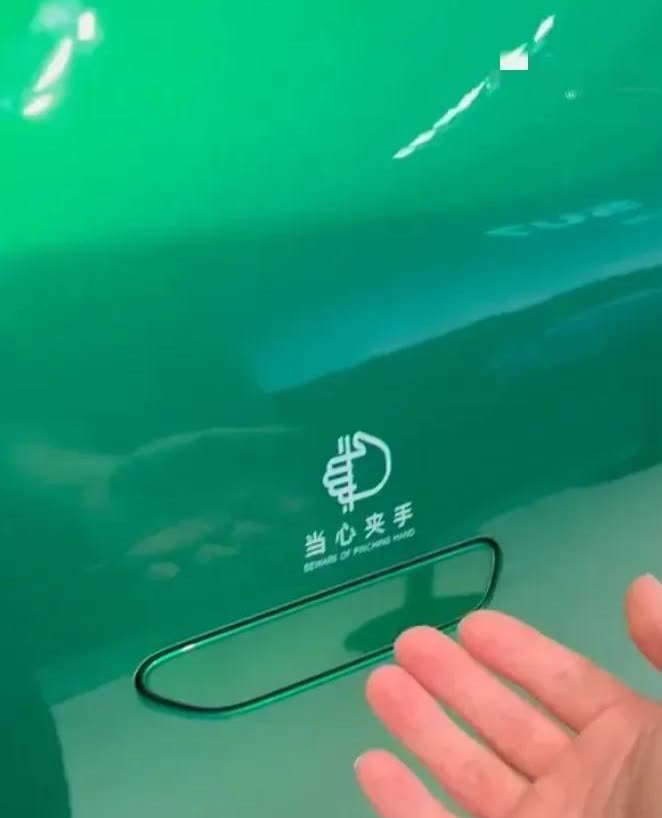 小米YU7的很多展车已经陆续到店了，很多网友发现在小米YU7的门把手上方有个温馨