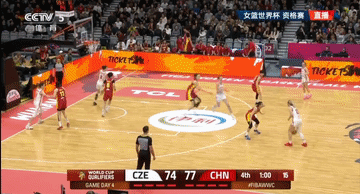 关键时候，又是老将王思雨，一个抢断吹响反击号角。当时终场剩下53.1秒，中国女