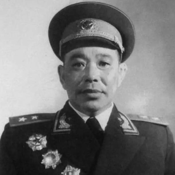 1975年，廖汉生刚当上南京军区政委，就发现一个怪现象：秘书们天天骑自行车往领导