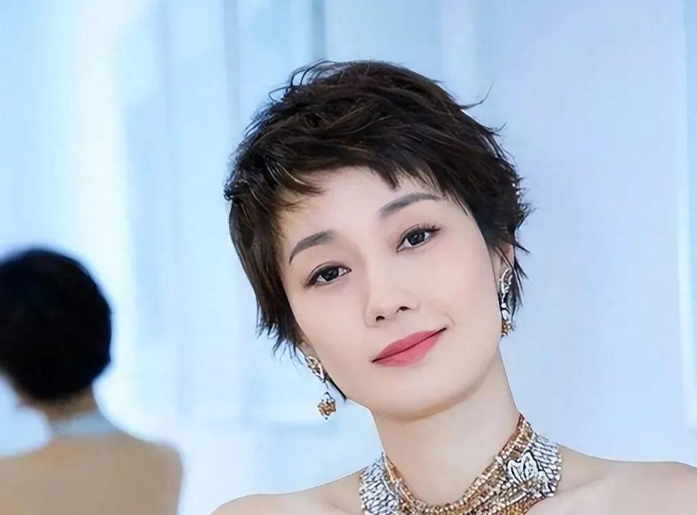 马伊琍离婚后发朋友圈，网友吵翻天，背后的真相却让人意外。最近看到个采访，马伊