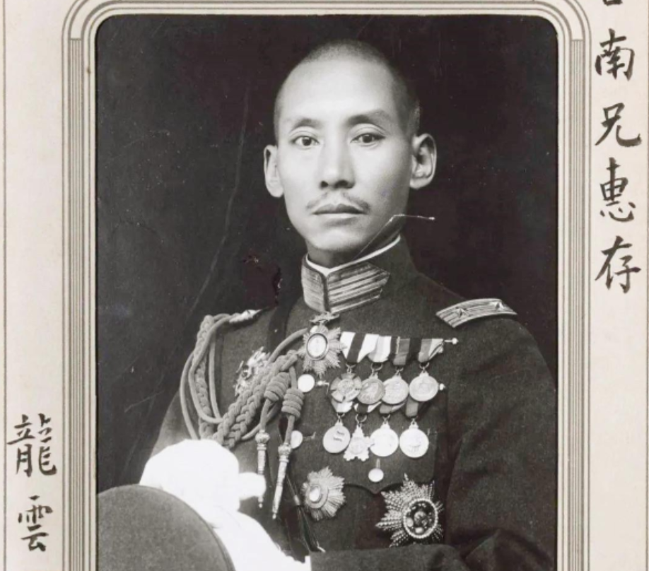 1947年7月，国民党上将龙云的儿子在南京火车站被宪兵抓走。龙云四处求情无果后，