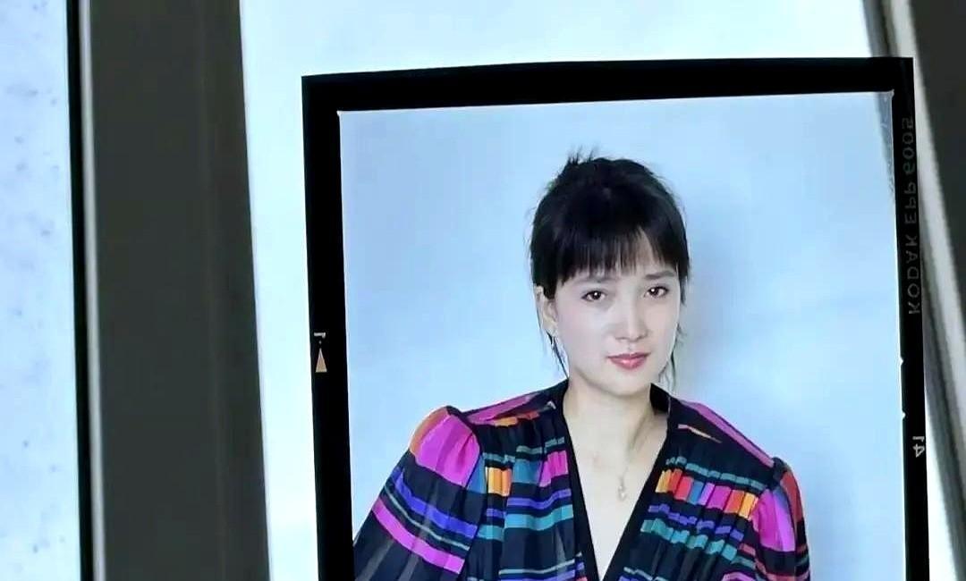 当所有人抢着签片约时，他撕了合同跑去签病危通知书。十年前，何晴躺进脑部手术室。