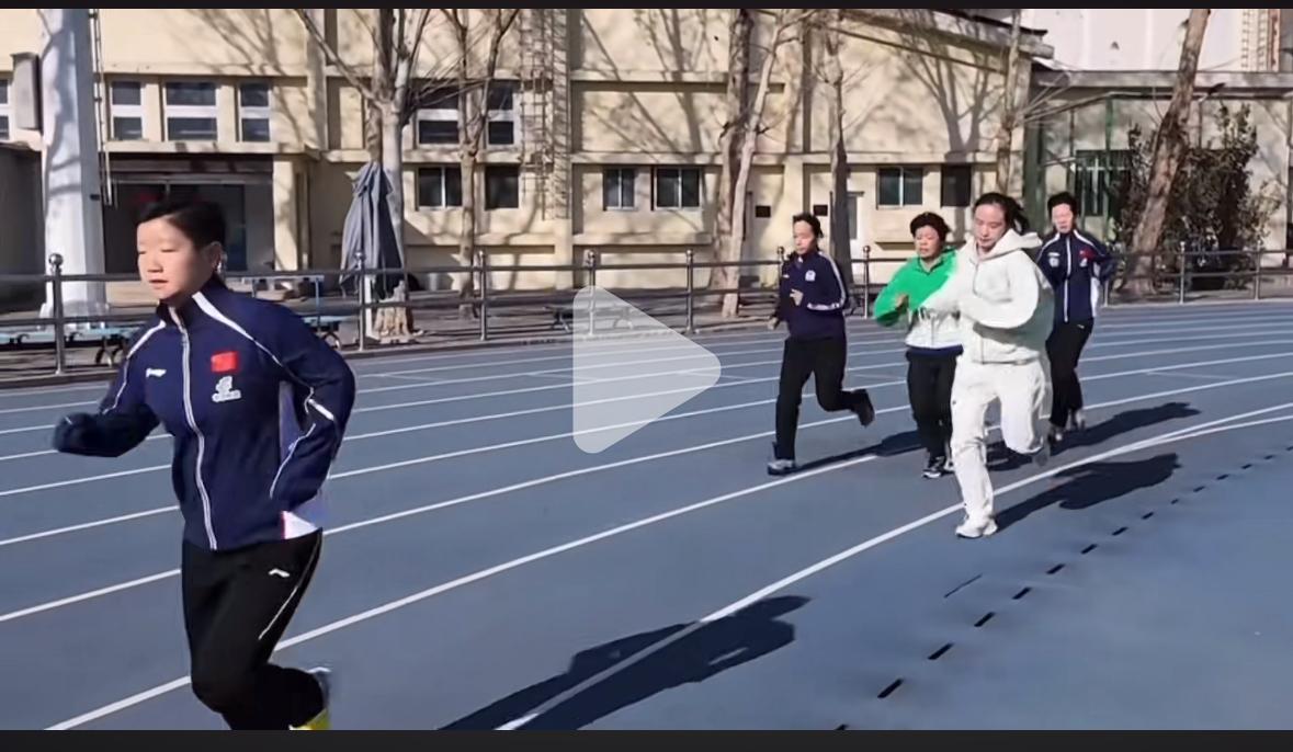 孙颖莎体能测试——莎莎参加迎新春万米跑！迎新春万米跑，闫安在直播间说这是国乒