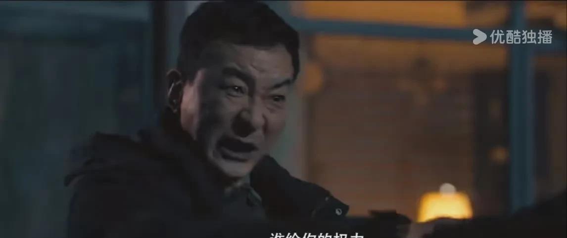 《以法之名》第14-15集预告：洪亮追到了谢鸿飞老家，赃款马上就要被发现，谢鸿飞