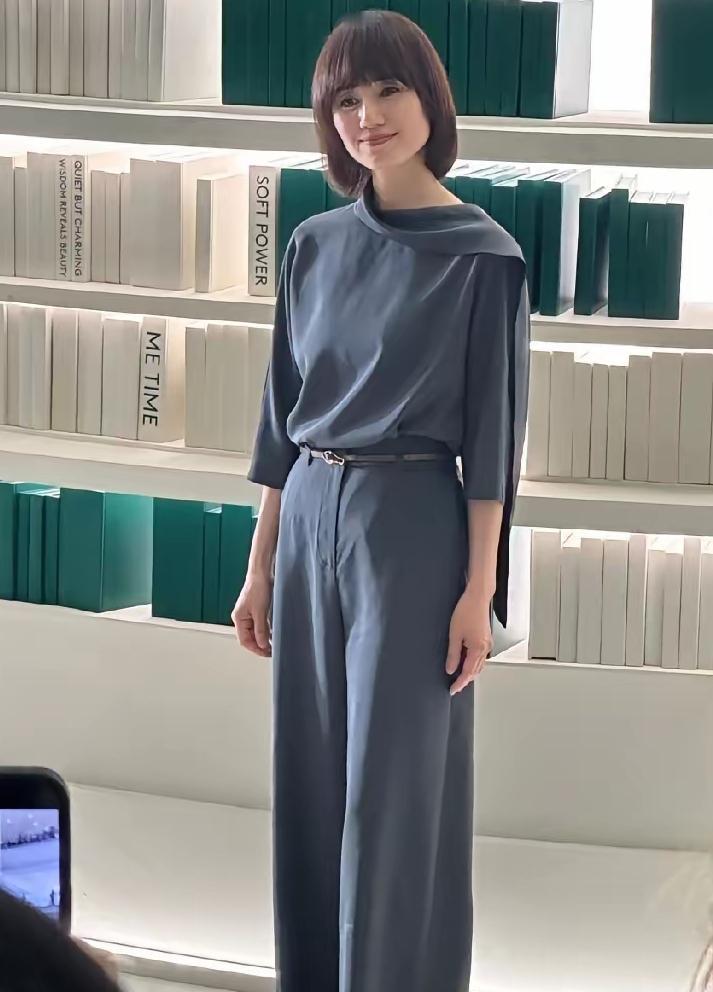 我朋友在活动上近距离见过袁泉，她回来疯了一样的跟我说，以后不要再说袁泉是美女了，
