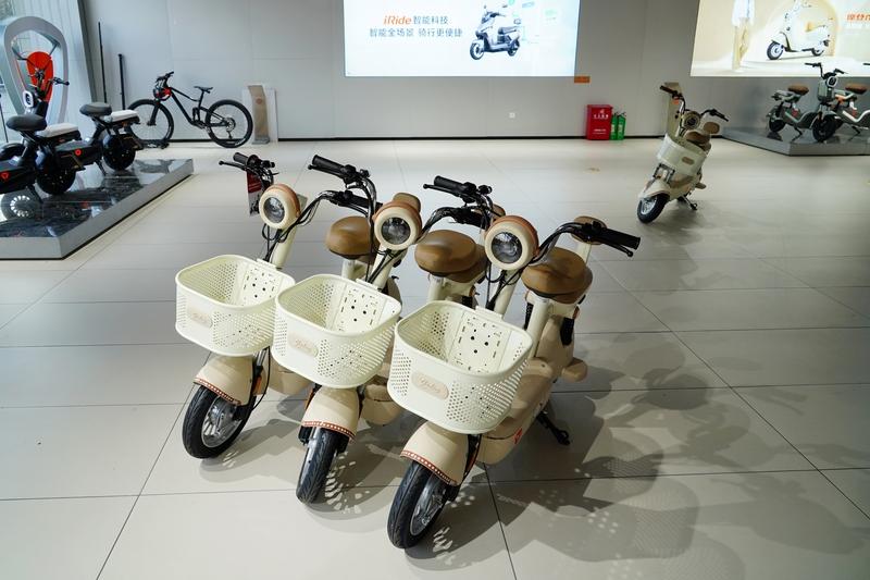 雅迪电动车“毛豆”车型最近在网上闹得沸沸扬扬！有记者专门去线下门店看了看，发现这