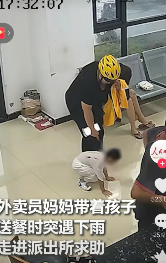 泪目！一位年轻妈妈，亲手将自己年纪尚小的儿子“送进”了派出所，不是因为儿子犯