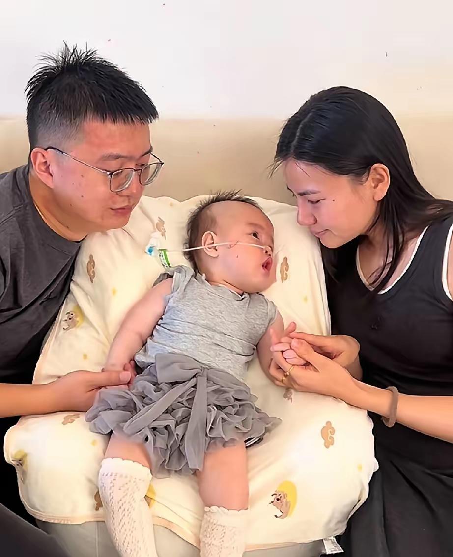 妈呀！真的哭得我眼睛都肿了！小宝宝生病了在弥留之际，爸爸妈妈给宝宝换上了漂亮的小