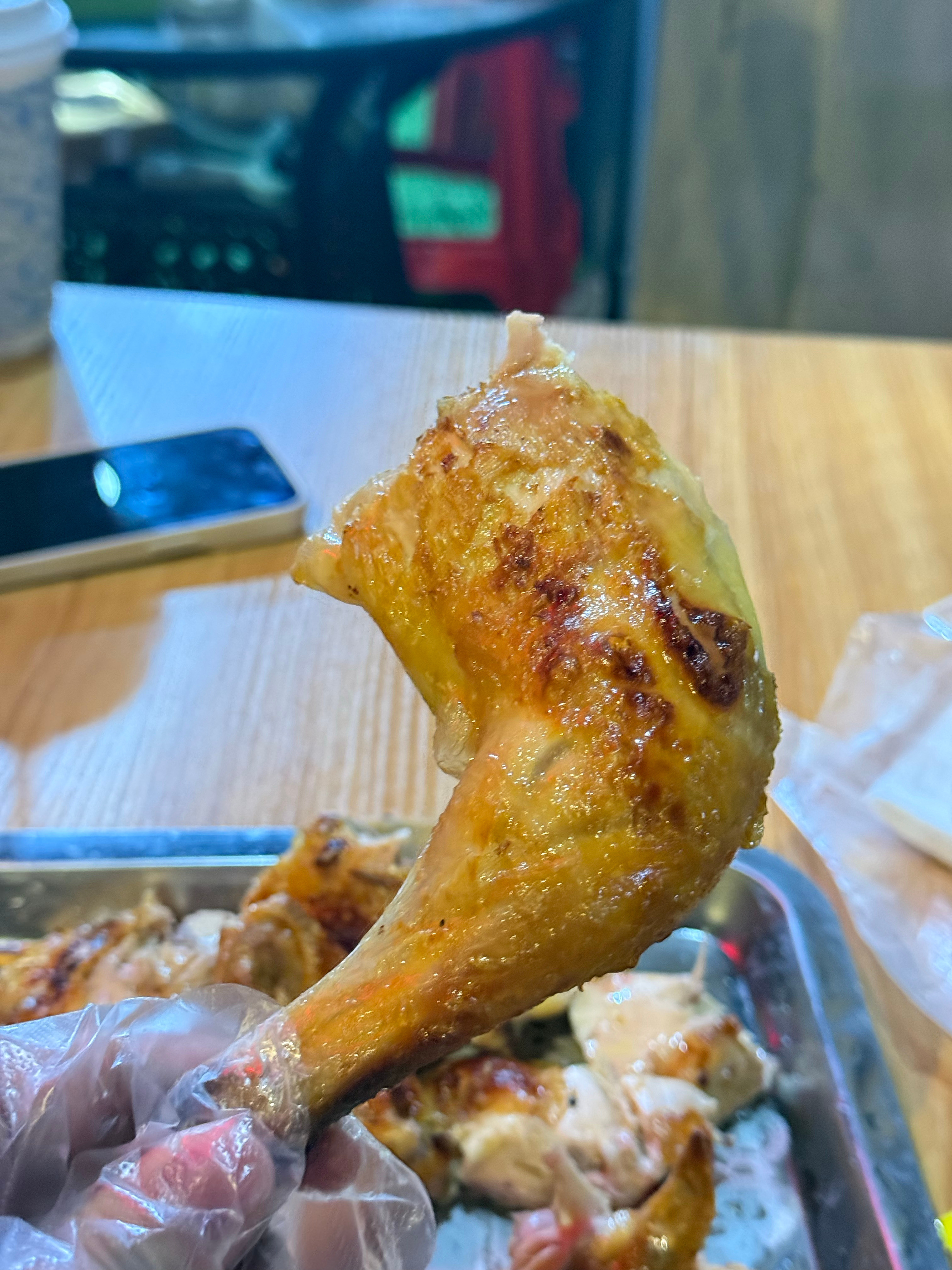 你们晚上吃什么？最近深圳烧鸡在网上很火，厦门这家烧鸡生意也好了起来，也是荔枝木烤