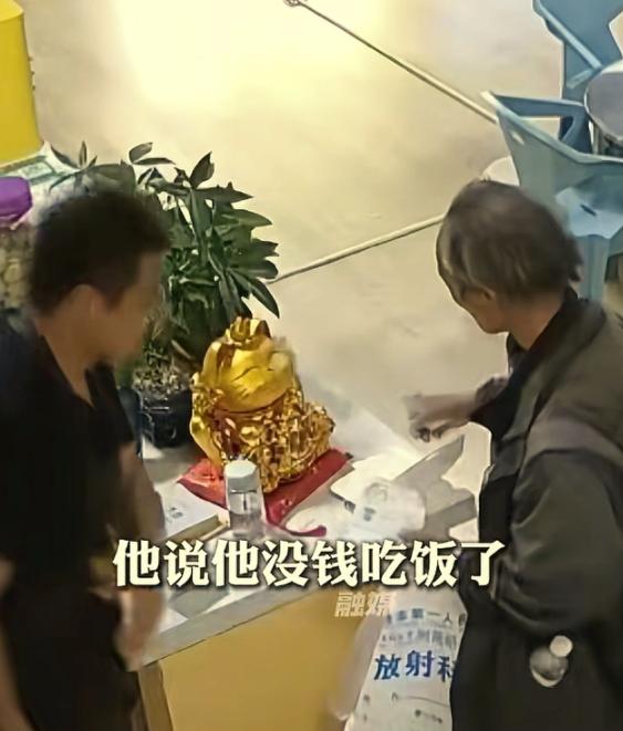 看哭了！云南昭通，一位老人自带一盒冷饭:来到饭店，请求给点剩菜，店主一家本以为是