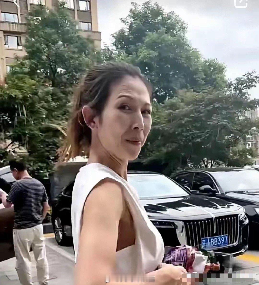 蔡少芬这个素颜没法看了，脸这么长抬头纹那么深，跟电视上判若两人！