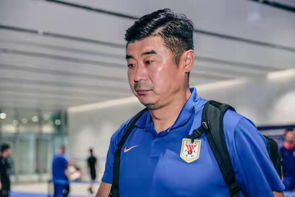 给韩鹏的几个建议。1、面对强队可以借鉴崔康熙的三后腰战术。陈泽仕完全可以出任首