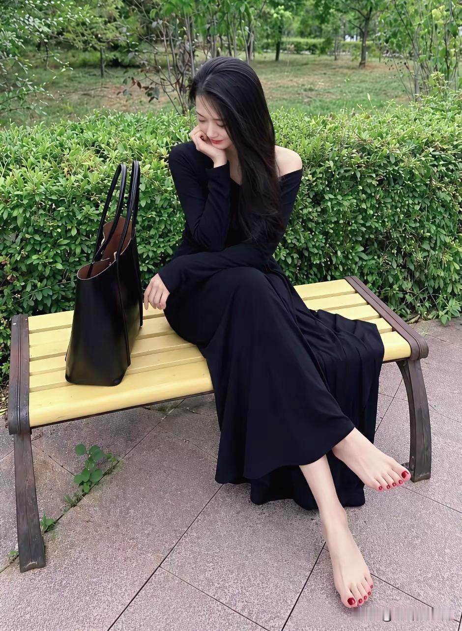 女子说，她的这个闺蜜长得怎么样，是不是，长得非常漂亮，像豆腐做的一样，白嫩嫩的很