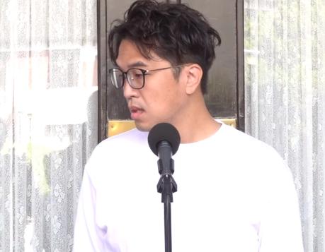 就在刚刚，沈伯洋脖子后方惊见蓝色贴布本人曝真相沈伯洋今天在“立法院”议场
