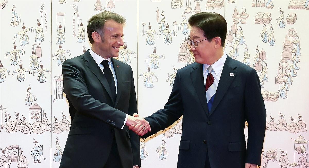 人在韩国，马克龙呼吁近50国联合起来，开辟第3条路线，共同制衡中国和美国！新