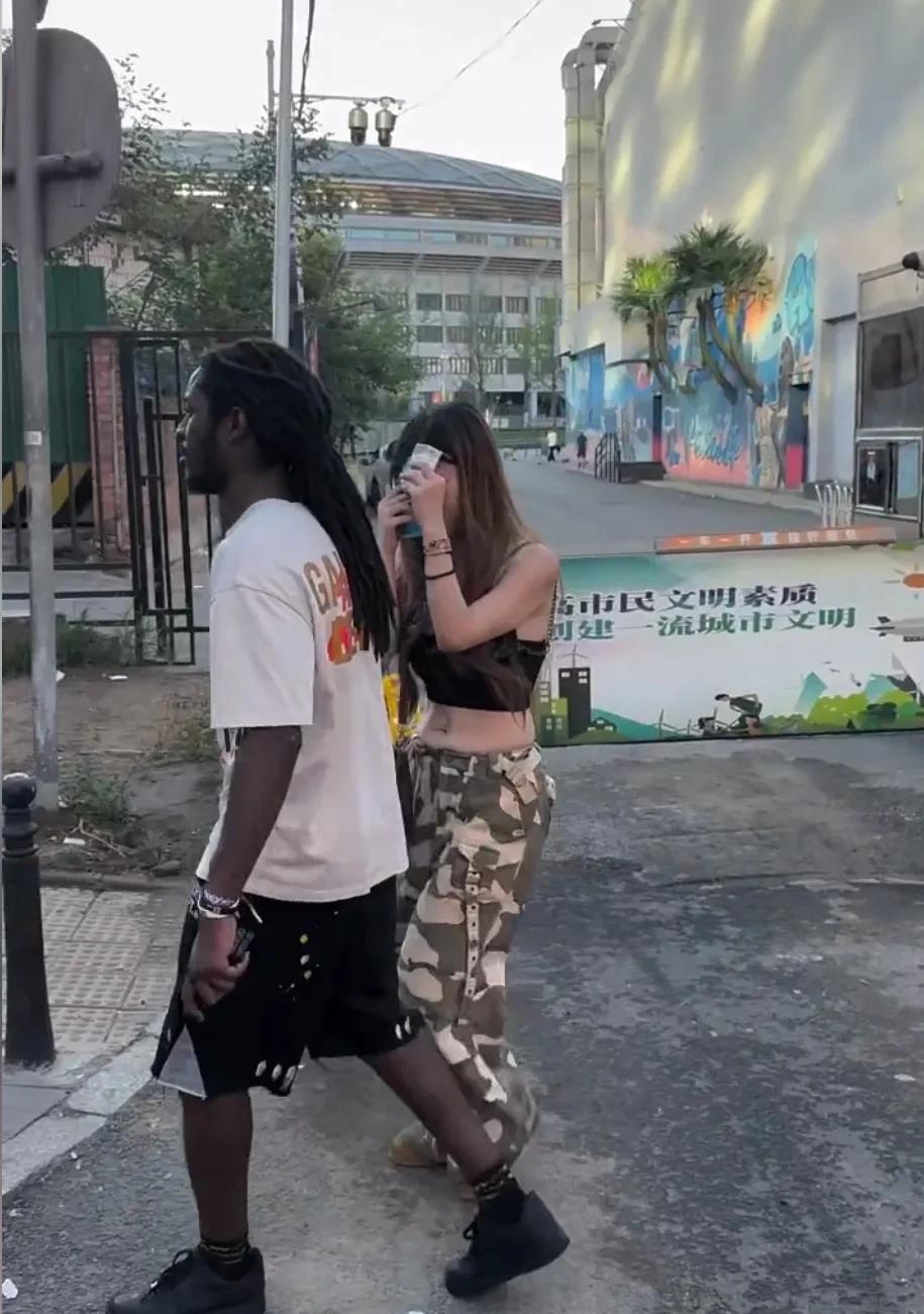 她为什么面对镜头的时候把脸遮住了？