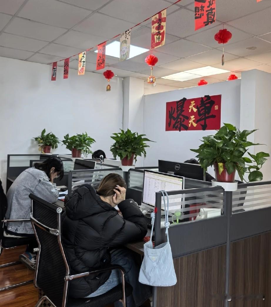 节前跟面了一个33岁候选人，hr总监再让候选人做完自我介绍后，照例抛出第二个问题