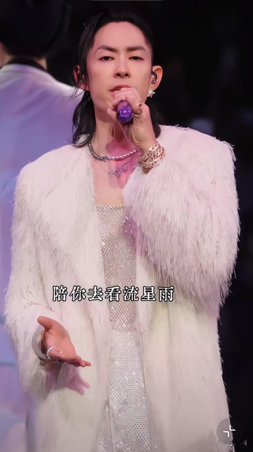 他身上的每一件东西都好喜欢！😍我觉得他是唯一一个带玉好看的男性！有那种温润