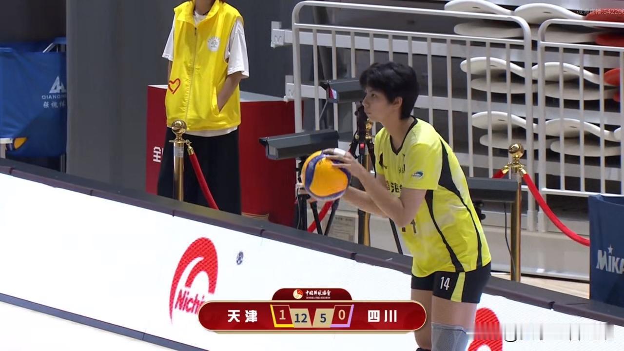 拦网，发球，基本功碾压四川女排，25:14，25:12天津女排连胜两局。正在进