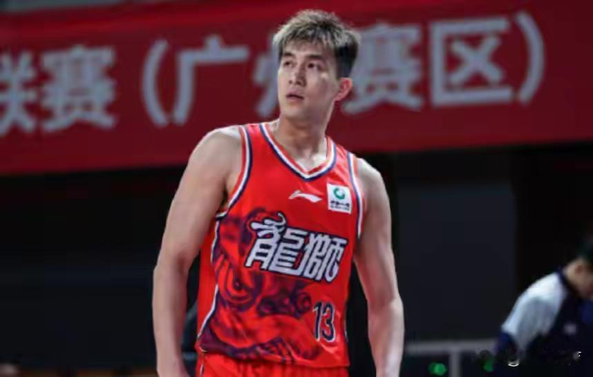 据粤媒报道，昨天广州龙狮俱乐部发文，球队正式放弃郭艾伦优先续约权，新赛季将不再与