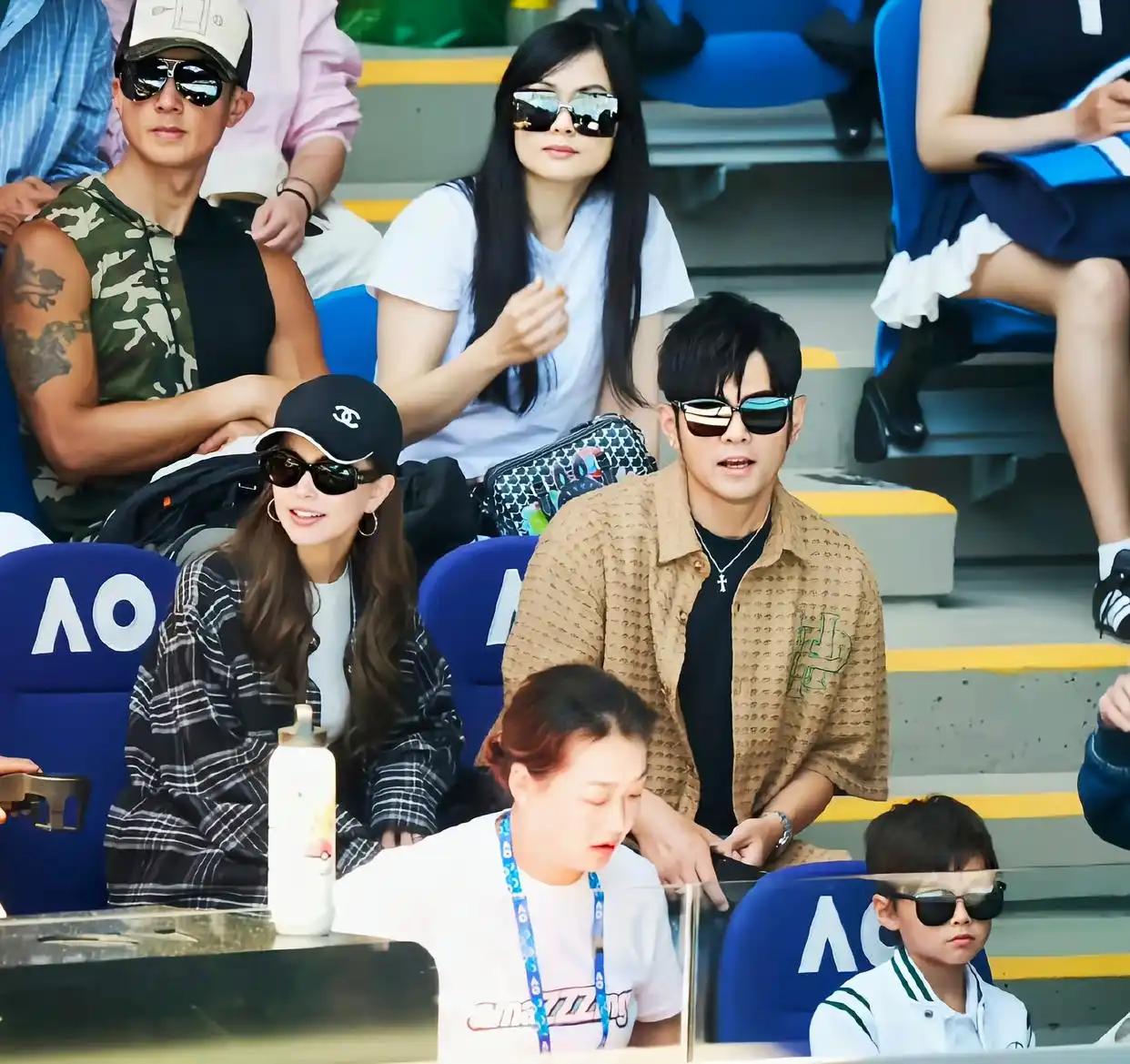 这算是瓜田里的一股清流，一个“甜瓜”。周杰伦和昆凌带娃去看澳网，8岁儿子的正脸