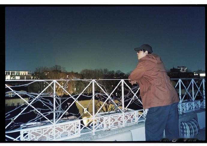 肖战已经尽可能模糊背景，躲在角落里拍明信片了，还是被网友挖出来住的地方，其实肖战