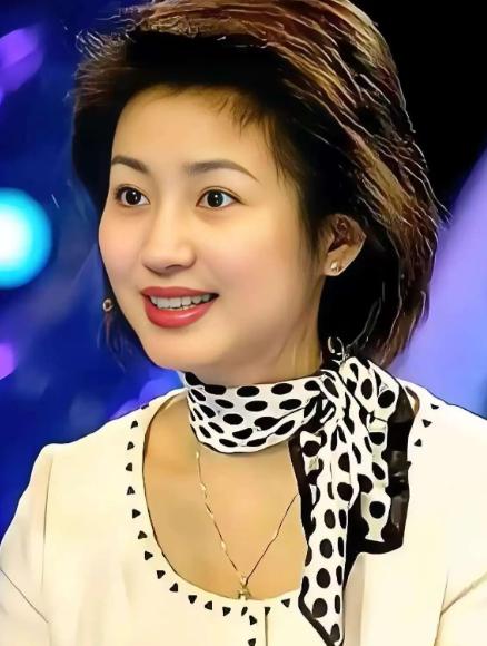 1996年，王小丫和大学老师吕成功结婚了。婚后，吕成功下海经商，王小丫前往北京发