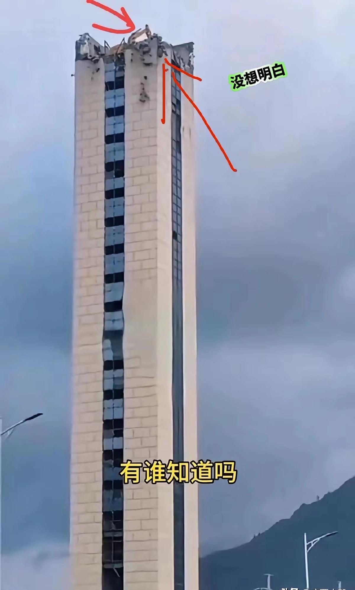 一直很好奇这么高的楼，拆楼的挖掘机是怎么上去的。有人说楼顶的挖掘机是是用直升