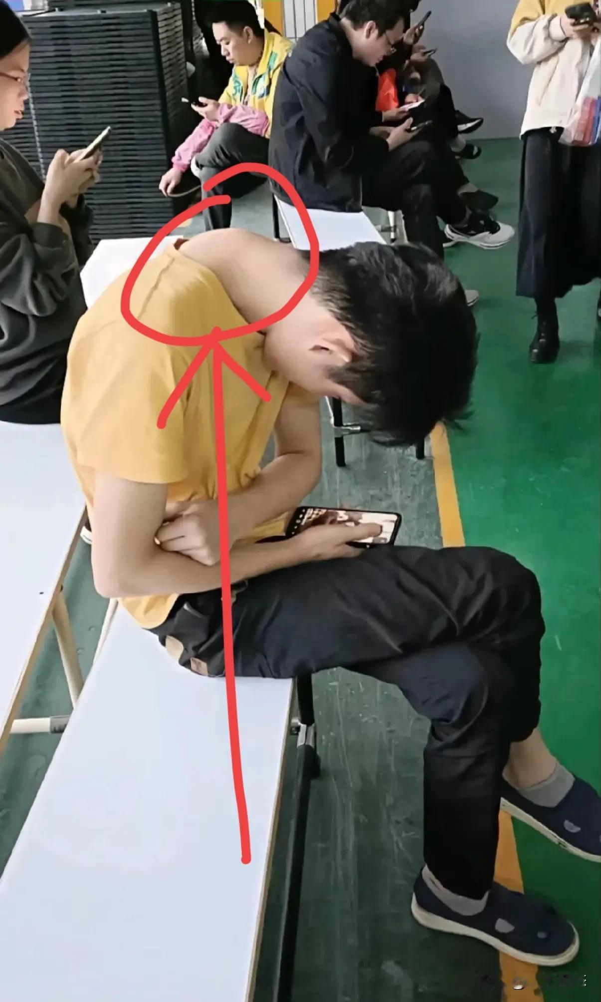 脖子弯了，你的颈椎正在变成一把“7字镰刀”！手机正在摧毁着我们这代人，身体健