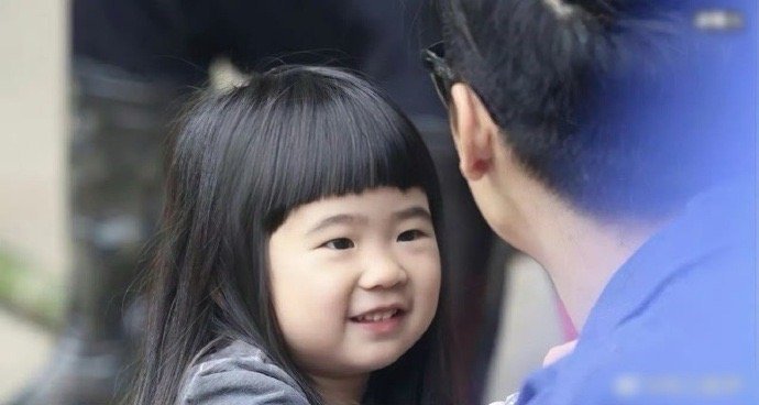 曹格女儿小时候被说丑，如今14岁变成韩系美女美翻天​​​