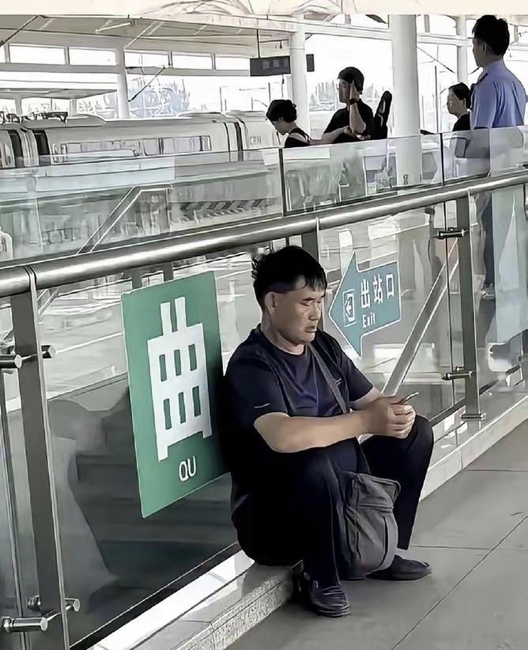 看，坐在高铁站的朱之文，你能想到他是一个大明星吗？和普通的老百姓有什么区别？往那