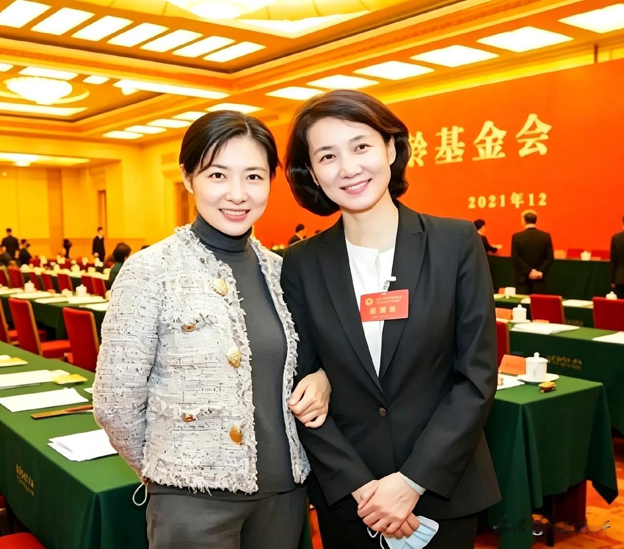 一张老合影，周涛和李修平并排站着，应该是哪次活动上拍的。周涛外边搭了件灰花呢短外