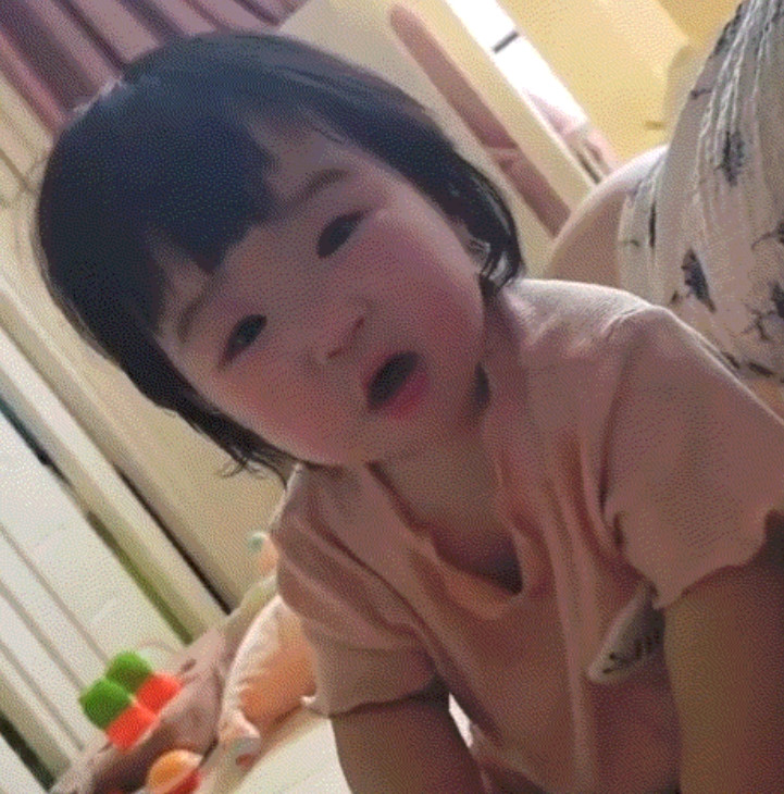 笑不活。一宝妈照顾女儿时发现，最近孩子常常会突然一阵“呼呼”的急促喘气，但喘几口