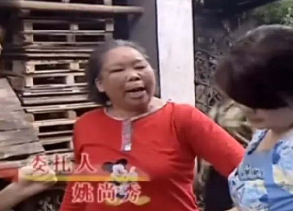 2024年，姚大妈因长期打骂儿媳，导致儿子儿媳最终离婚，儿子一怒之下将她赶出家门