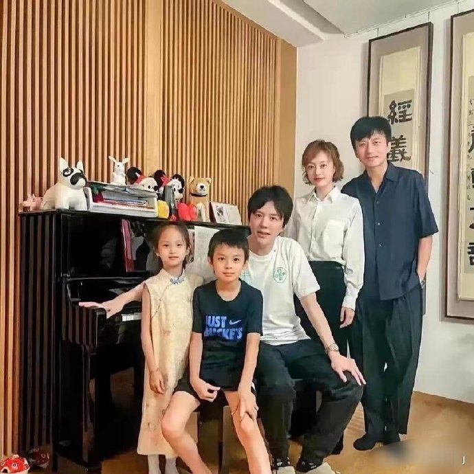 孙俪邓超一家基因好强大！等等的五官像孙俪，轮廓像邓超；小花的五官像邓超，轮廓像孙