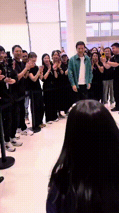 现在已经不流行晒和雷军合照了，都流行晒和雷军拥抱。一个小姑娘家提车，她冲上去就