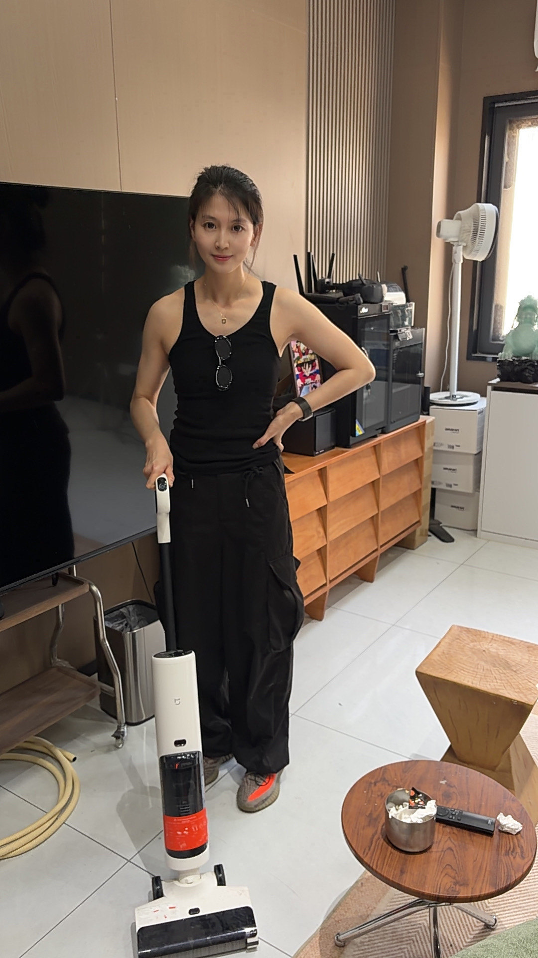 我老婆来给我打扫卫生了，因为她朋友来修手机说我房间太脏，她觉得是吐槽关心的少了