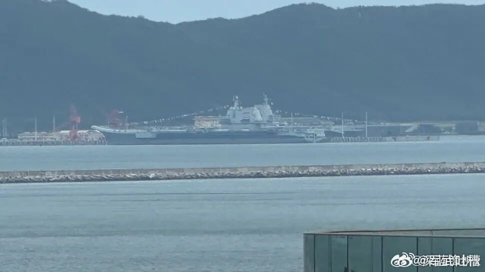 最新照片，福建舰和山东舰全部张灯结彩挂满旗，福建舰舷号已经刷好了，就等仪式举行官