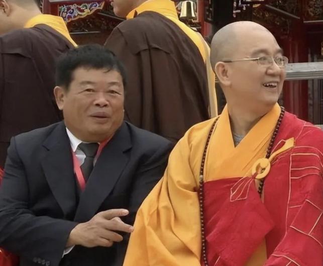 曹德旺随王石一起参观万福寺。方丈曾向王石提到修斋堂需要1600万元，王石认为数额