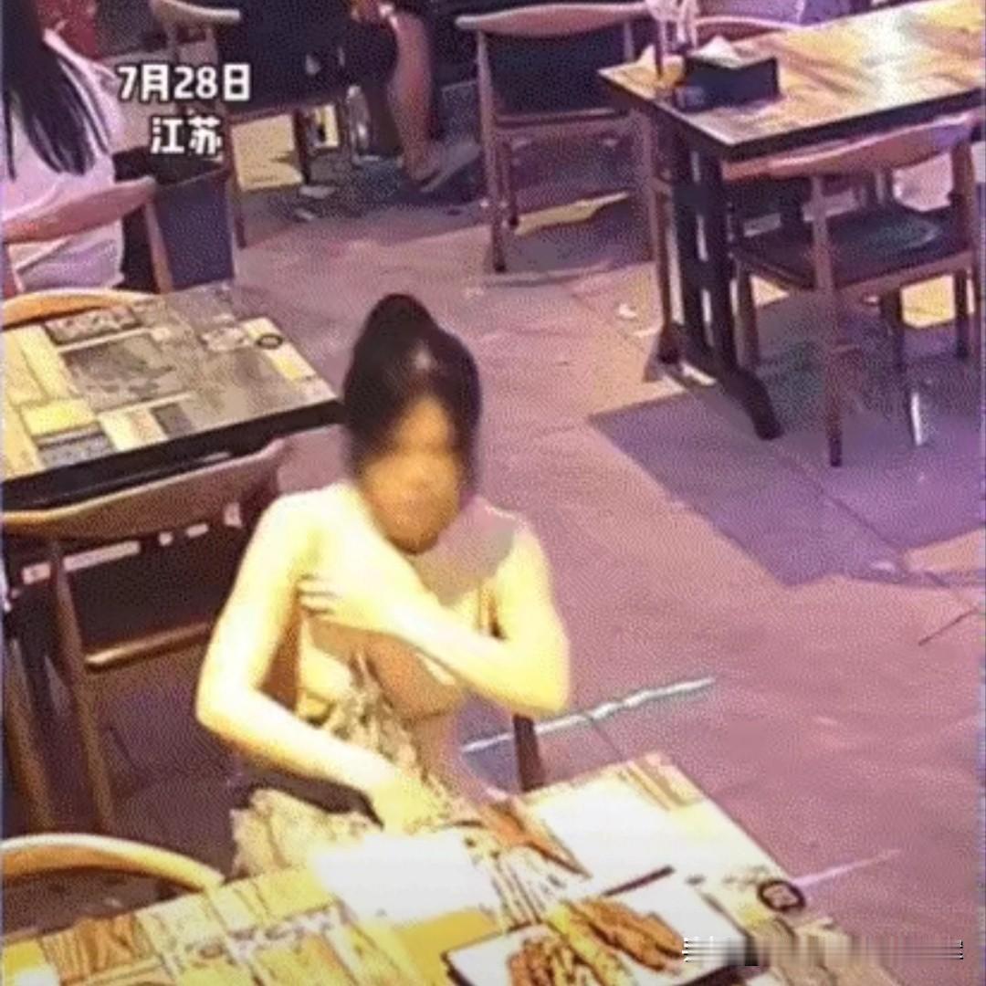 这名女子行动鬼鬼祟祟，就是江苏盐城响水县烧烤店的黄衣逃单女子。从穿着来看，她衣