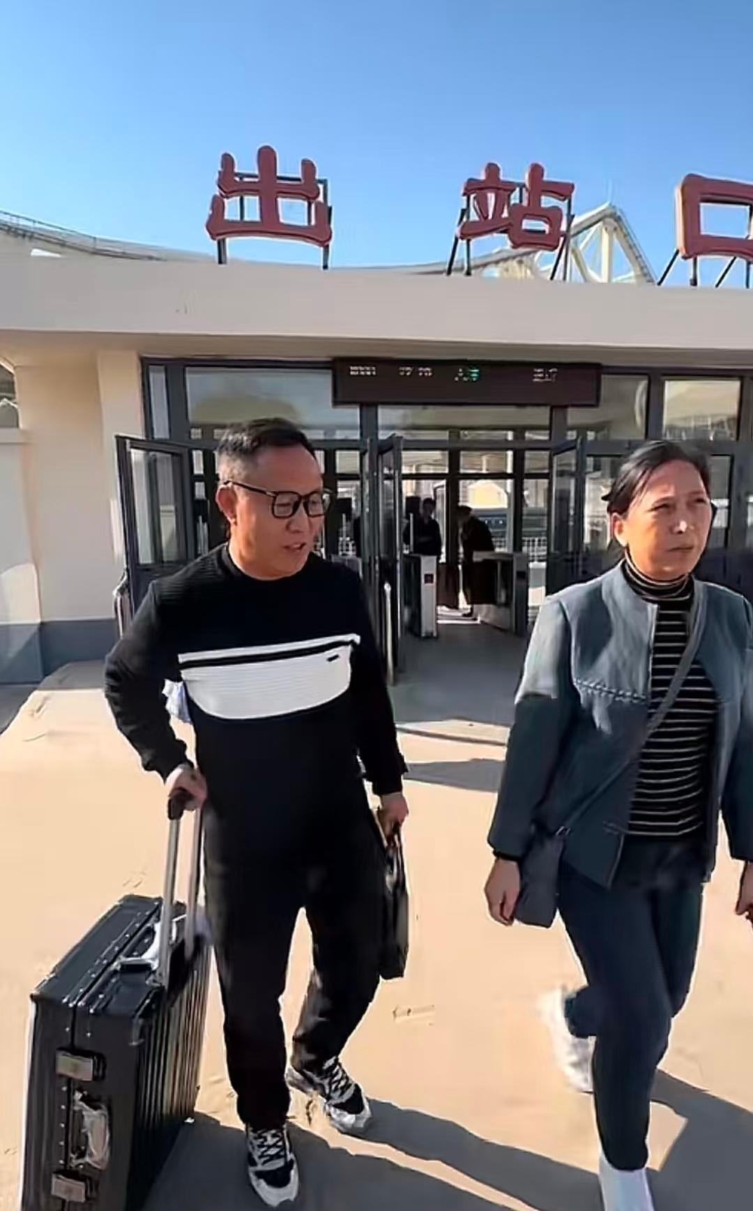 老杜还在路上。刷到他举着寻人牌站在车站广场，头发花白，嗓子沙哑，还是那句“帮我