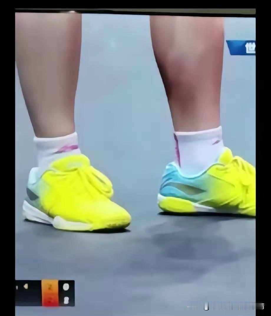 孙颖莎带伤作战惹心疼，球迷盼她平安健康我刚刚在网络上找到一张孙颖莎赛场脚部