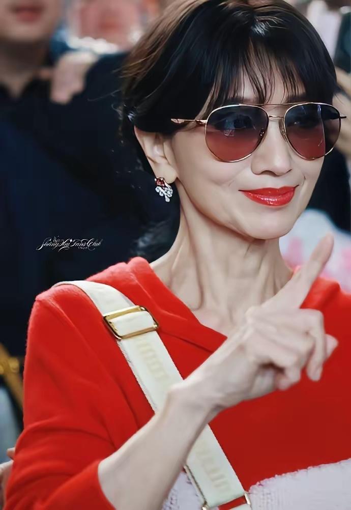 人老看脖子这话一点也不骗人，不信你看赵雅芝七十多的年纪有着四十多的脸镜头拉