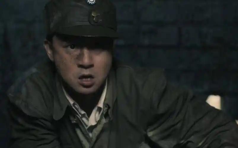 要不他敢说自己很机灵呢，确实会见机行事。《八千里路云和月》里，化名孔二包的伙