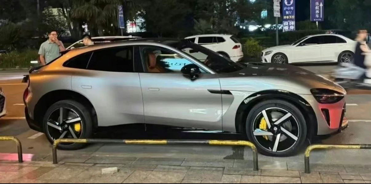 第一批YU7车主已经上街了，突然觉得紫色很有韵味[doge]​​​