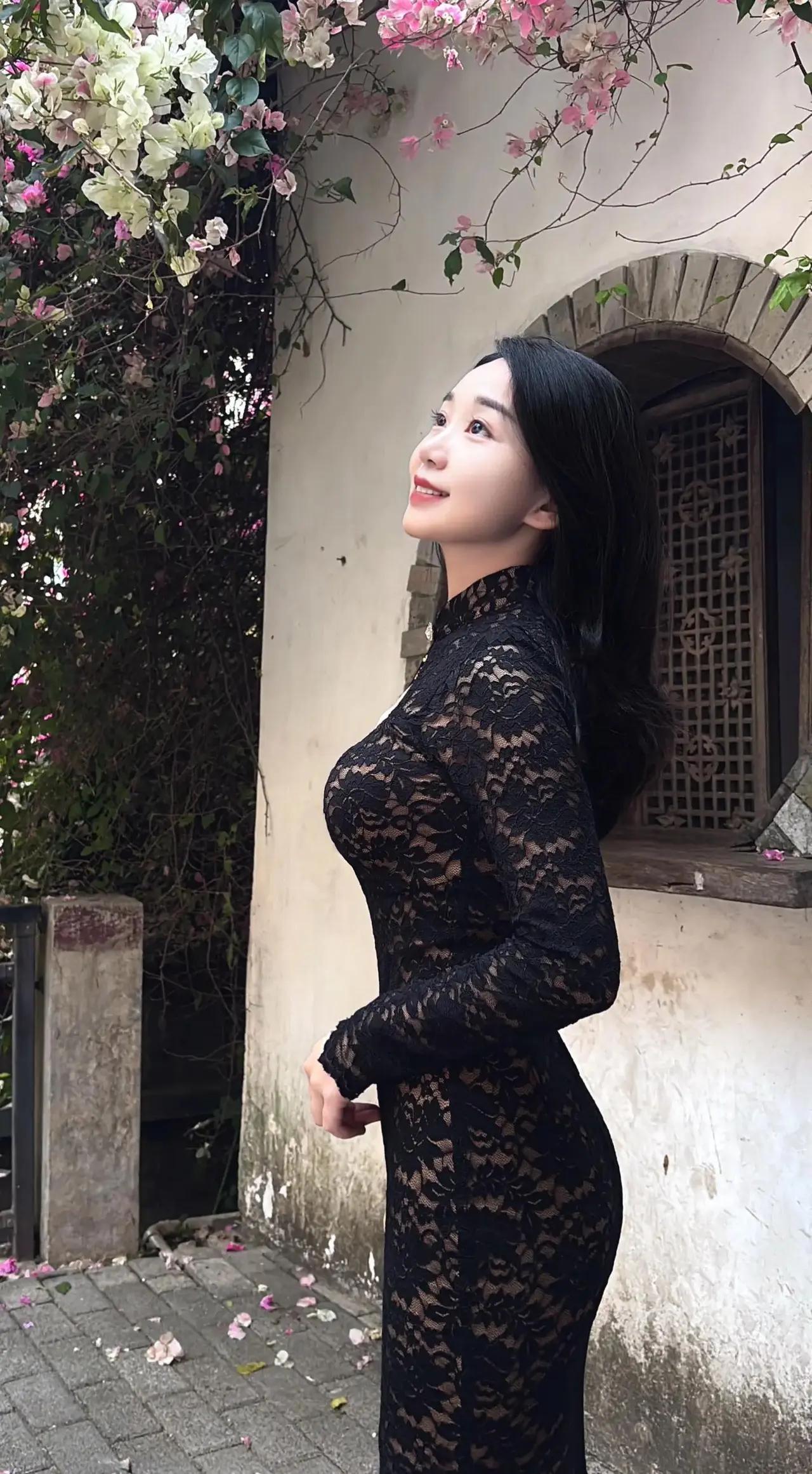 你走过的路皆有灯火，你吃过的苦皆酿成甜[比心][玫瑰]平凡日子有星光